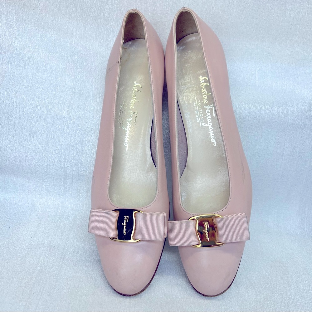 Salvatore Ferragamo 8.5 AA Narrow Pale Pink Low Heels Classic Bow Gancini Pumps